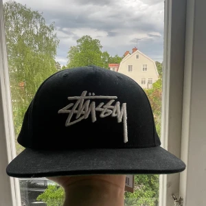 Stüssy Crown Cap - Stüssy Big Stock Crown Cap, SNAPBACK. Aldrig använd, köpt från Sneakersnstuff i Stockholm. Prislappen sitter kvar. Packad och klar, kan alltså skickas redan idag!