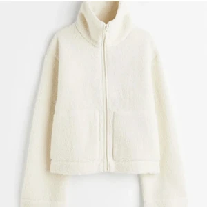 Hm Teddy jacka - Säljer min supermysiga Teddy jacka från hm, helt som ny och super eftertraktad🤍