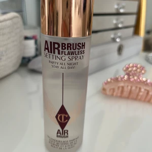 Charlotte Tilbury setting spray - Syns på bilden hur mycket som är kvar. Möts helst upp i Göteborg 
