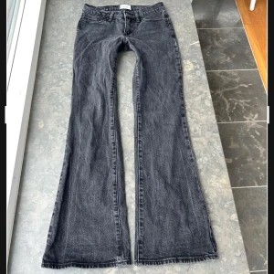 Bootcut a brand jeans - Supersnygga jeans från a brand. Utsvängda och lågmidjade. Tyvärr finns ingen bild på då de inte passar mig. Midjemått: ca 37 cm.  innerbenslängd: ca 79 cm.  midjehöjd: ca 20 cm . Skulle uppskatta att de är i storlek xs/s💕