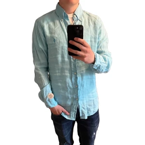 Ralph laurne linneskjorta  - Säljer denna rikigt feta ljusblåa Ralph lauren linneskjortan⭐️Skick: 9,5/10!🙌 Storlek S🤝Hör gärna av er om ni har funderingar!👍