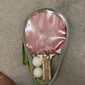 TAICHI Giant Dragon Pingisracket Set - Perfekt set för dig som vill spela pingis! Innehåller två racketar och två bollar, allt i ett smidigt fodral. Racketarna har snygg design och passar både nybörjare och mer erfarna spelare. Ta med till skolan, fritidsgården eller kompishänget!