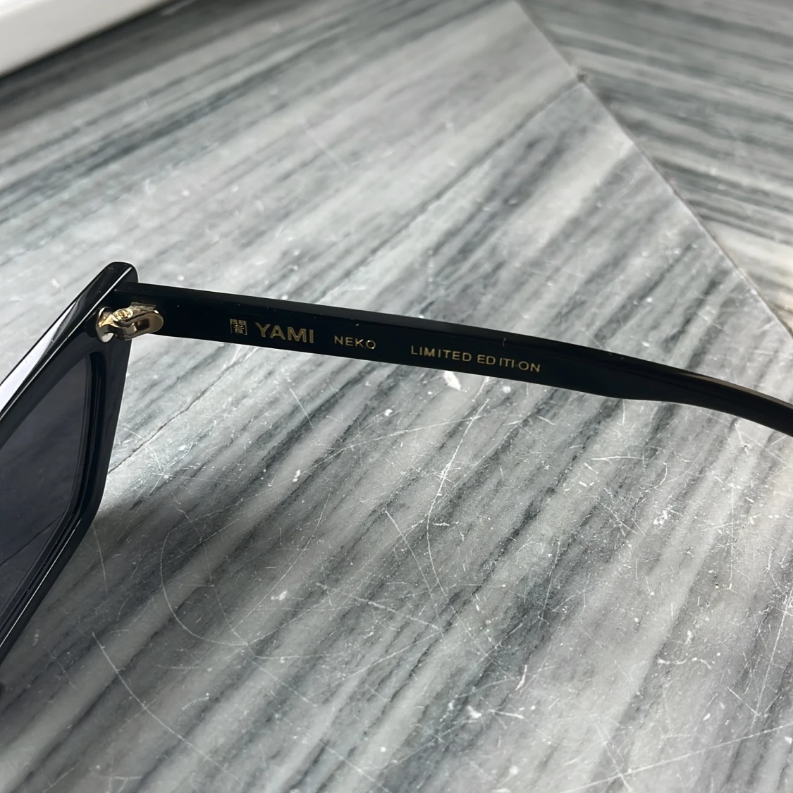 Svarta solglasögon från Yami Neko Limited Edition - 1