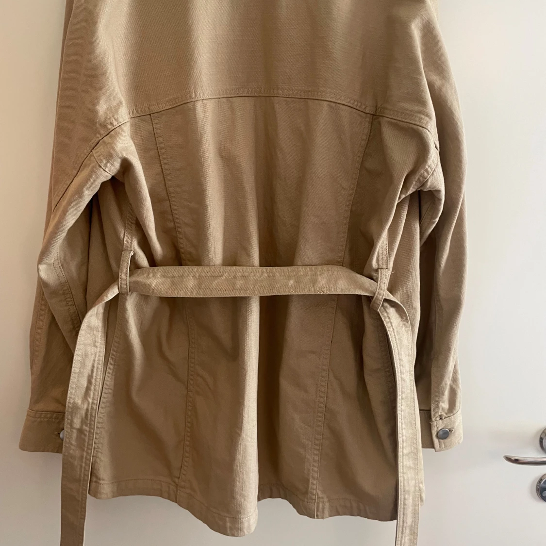 Beige jeansjacka med bälte från H&M - 1