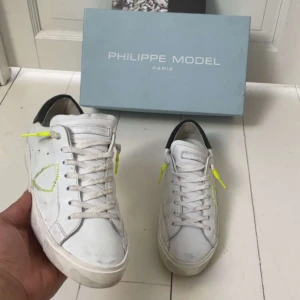 Philippe Model skor - Säljer nu dessa riktigt feta Philippe Model skor i storlek 40 för endast 1299! Skorna är i ett ok skick 6,5 av 10 och har mycket kvar att ge. De har inga större defekter bortsett från att de är lite creasade. OBS, inget og tillkommer. Vid frågor och funderingar är det bara att skriva!