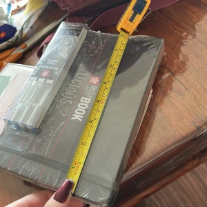 Sketch Note Book Delicious - Stilren och kreativ skissbok från Sakura, perfekt för dig som gillar att rita, anteckna eller skapa egna projekt. Inkluderar Gelly Roll Bright White-pennor för extra effekt. Perfekt för unga kreatörer och konstintresserade.