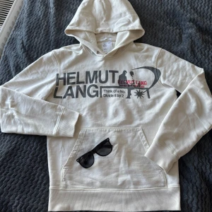 Sällsynt Helmut Lang Hoodie 💫 - Säljer en otroligt fet hoodie från Helmut Lang i storlek S. Tröjan är i bra skick och har en skön passform. Byten kan vara intressant så kom med förslag!✌🏻