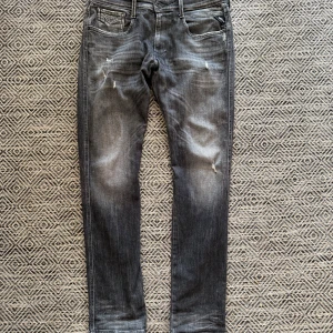 Replay anbass - Sjukt snygga replay jeans i modellen anbass och popäluaste färgen samt slitningar! Skriv om det finns frågor! Nypris 2000! 