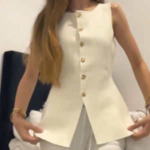 Topp - Säljer denna otroligt finna knit toppen från zara med intagen midja och guldiga knappar! Verkligen så fin men kommer aldrig till användning!! Använd/prövad endast 1 gång, i nyskick!! Storlek S 🤎🤎🤎Beige/vit färg
