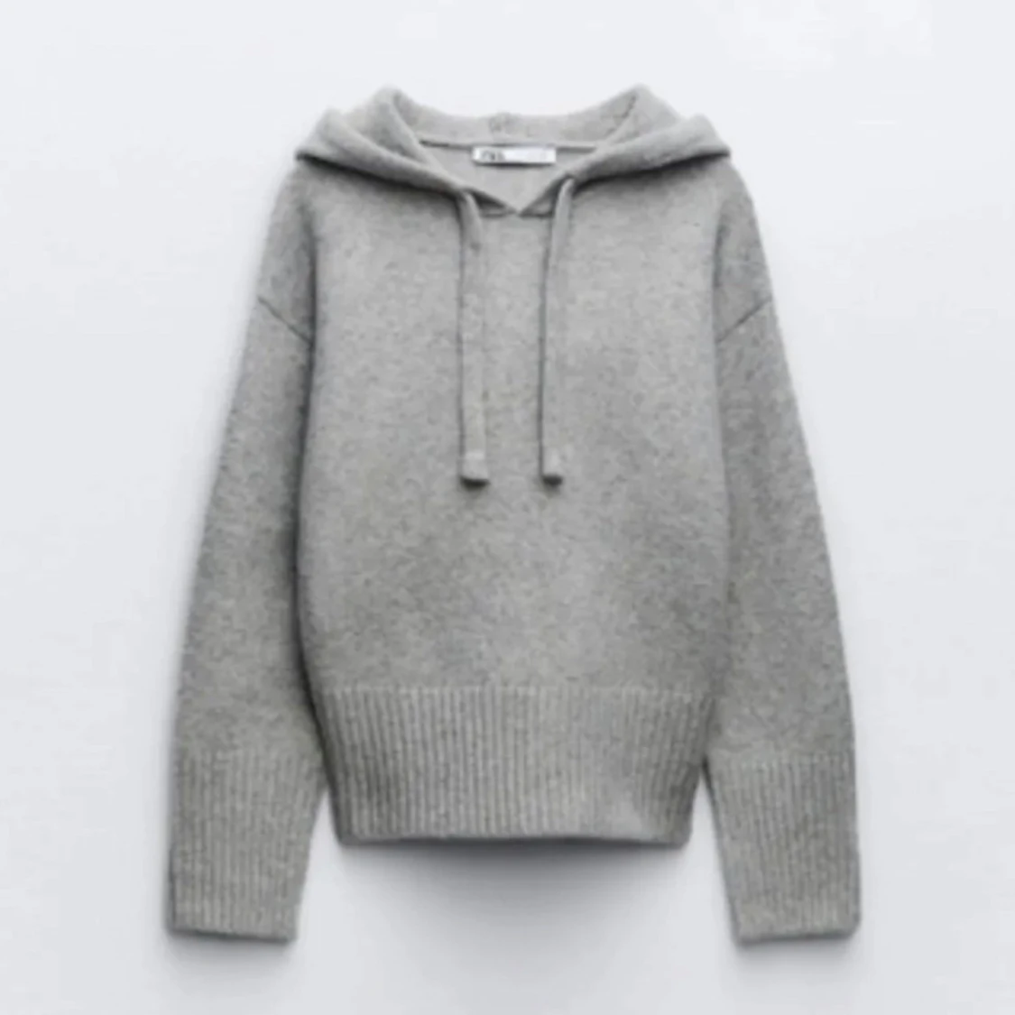 Grå stickad hoodie