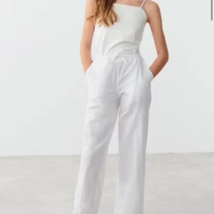 Vita linnebyxor  - Säljer ett par fräscha vita linnebyxor med bred passform och dragsko i midjan. Byxorna har hög midja och raka ben, perfekta för en avslappnad och stilren look. Superlätta och luftiga, passar perfekt till varma dagar. Endast haft på mig de 1 gång, säljer för 120kr❤️❤️