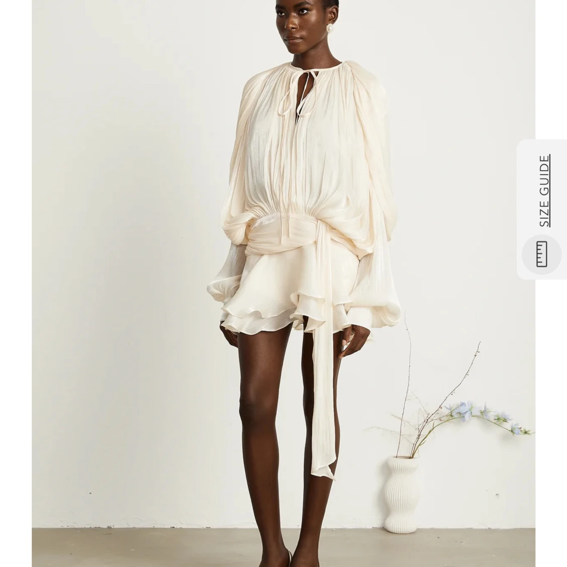 Champagnefärgad omlottklänning med volang - 2