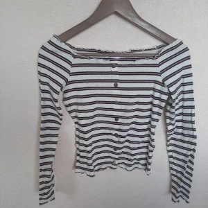 Långärmad randig offshoulder tröja - Står storlek M men passar mer xs och s, eller barn 9 - 11 år! har stretchigt bomullsmaterial! 