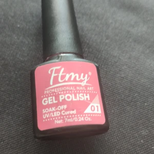 Rosa gelnagellack från Ftmy - Säljer ett rosa gelnagellack från Ftmy, perfekt för dig som vill ha snygga och hållbara naglar. Färgen är en klassisk rosa nyans och flaskan innehåller 7 ml. Appliceras med pensel och härdas under UV/LED-lampa. Ej använd.