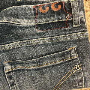 Dondup George jeans  - Säljer ett par riktigt feta Dondup jeans i moddel George, passform slim i storlek 33🤩💯. Jeansen har feta slitna detaljer och snygga hål på knäna. Passar perfekt till vardags och festligare tillfällen🍾🥂. Skriv för fler funderingar😄 (pris går att diskutera‼️)