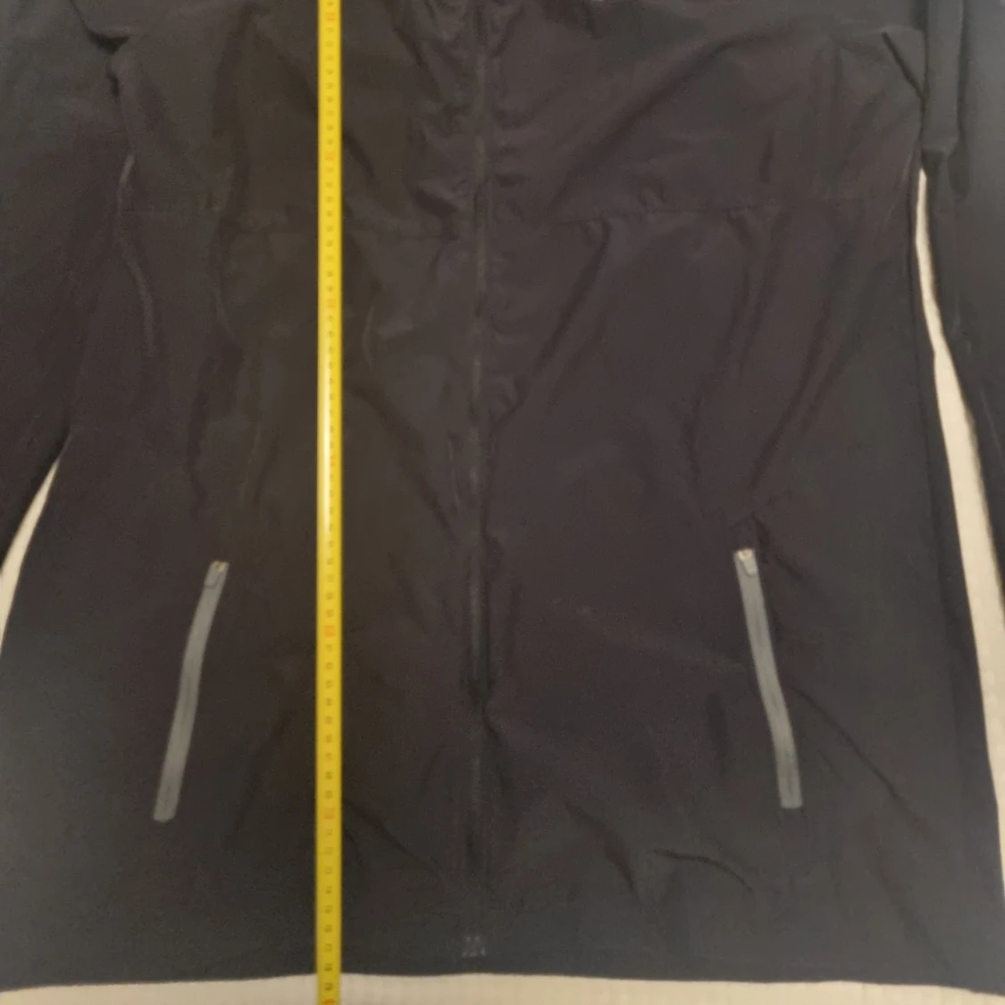 Svart vindjacka med huva från Under Armour - 2