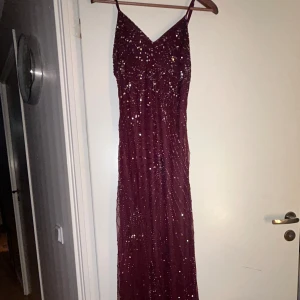 fest kläning - en lite mörk lila jättefin kläning, kan skicka mer bilder privat.