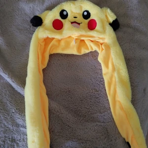 Gul Pikachu-mössa  - Säljer en fluffig, gul Pikachu-hatt med tassar. Köpt på tivoli, men är lite för liten nu.  Öronen åker upp när man trycker på tassarna, men ena örat är dock lite konstigt, och går därmed ner lite snabbare än det andra