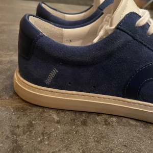 Nya Oliver Cabell Skor - Säljer ett par Oliver Cabell skor! Dom är riktigt fint skick och använd ungefär 7 gånger sparsamt. Marinblå med vita detaljer. Kom gärna med prisförslag!