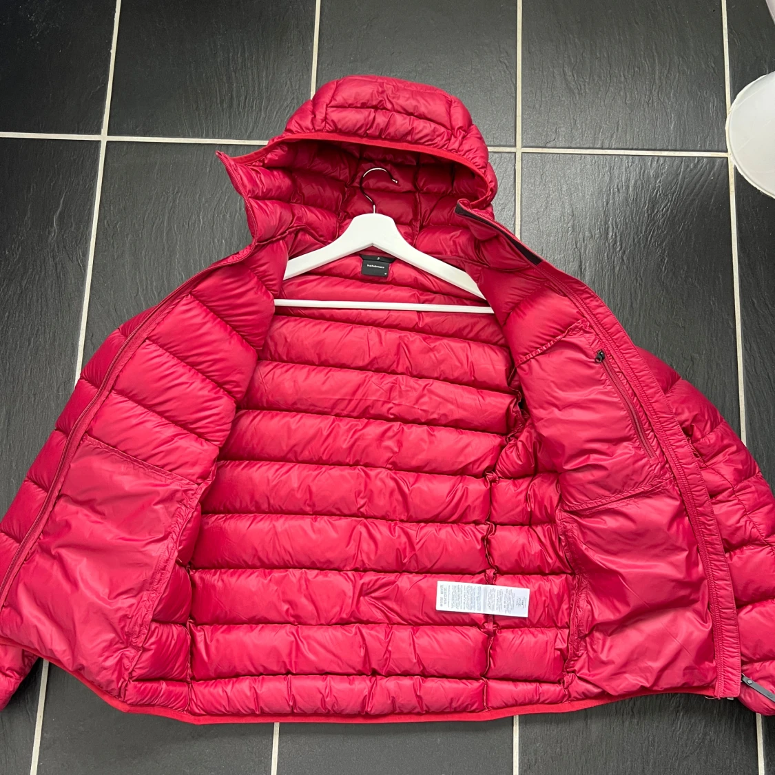 Röd dunjacka från Peak Performance - 3