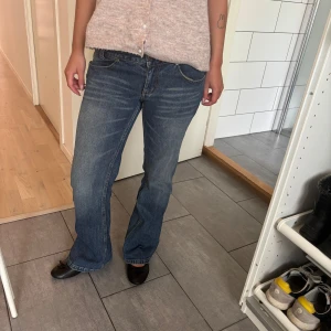 Blå bootcut jeansbyxor - Låga jeans i storlek 30/30  Midja: 40 cm  Innerbens längd: 76 Dom är i bra skick och har inga defekter ❤️ Materialet är 100% cotton 