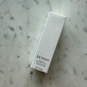 Sensai Total Lip Treatment Stick - Lyxig läppbehandling i stickform från Sensai, 5,2g. Perfekt för att återfukta och vårda läpparna med en silkeslen känsla. Enkel att ta med i väskan för daglig användning. Helt obruten förpackning i nytt skick, fått i present.