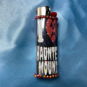 I <3 HM (röd) - lighter - ⭐️ 1st Refillable BIC MAXI LIGHTER med HAUNTED MOUND inspirerad wrap⭐️ ✨Tillsammans med lightern kommer harold stickers och freebies! (klistermärken + godis) ✨