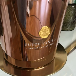 Rituals Suede Vanilla parfym - Lyxig parfym från Rituals Private Collection i doften Suede Vanilla. Flaskan är i glänsande kopparfärgat material med gulddetaljer och elegant rund form. Perfekt för dig som gillar varma, mjuka och söta doftnoter med en exklusiv känsla.