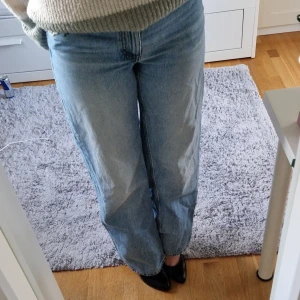 Blå jeans med broderade blommor - Säljer ett par ljusblå jeans med snyggt broderade blommor på bakfickan. Jeansen har medel hög midja och raka, lite loose ben. Perfekta för dig som gillar en chill och trendig stil. Materialet är klassisk denim och passformen är relaxed. De har blivit för små för mig tyvärr.