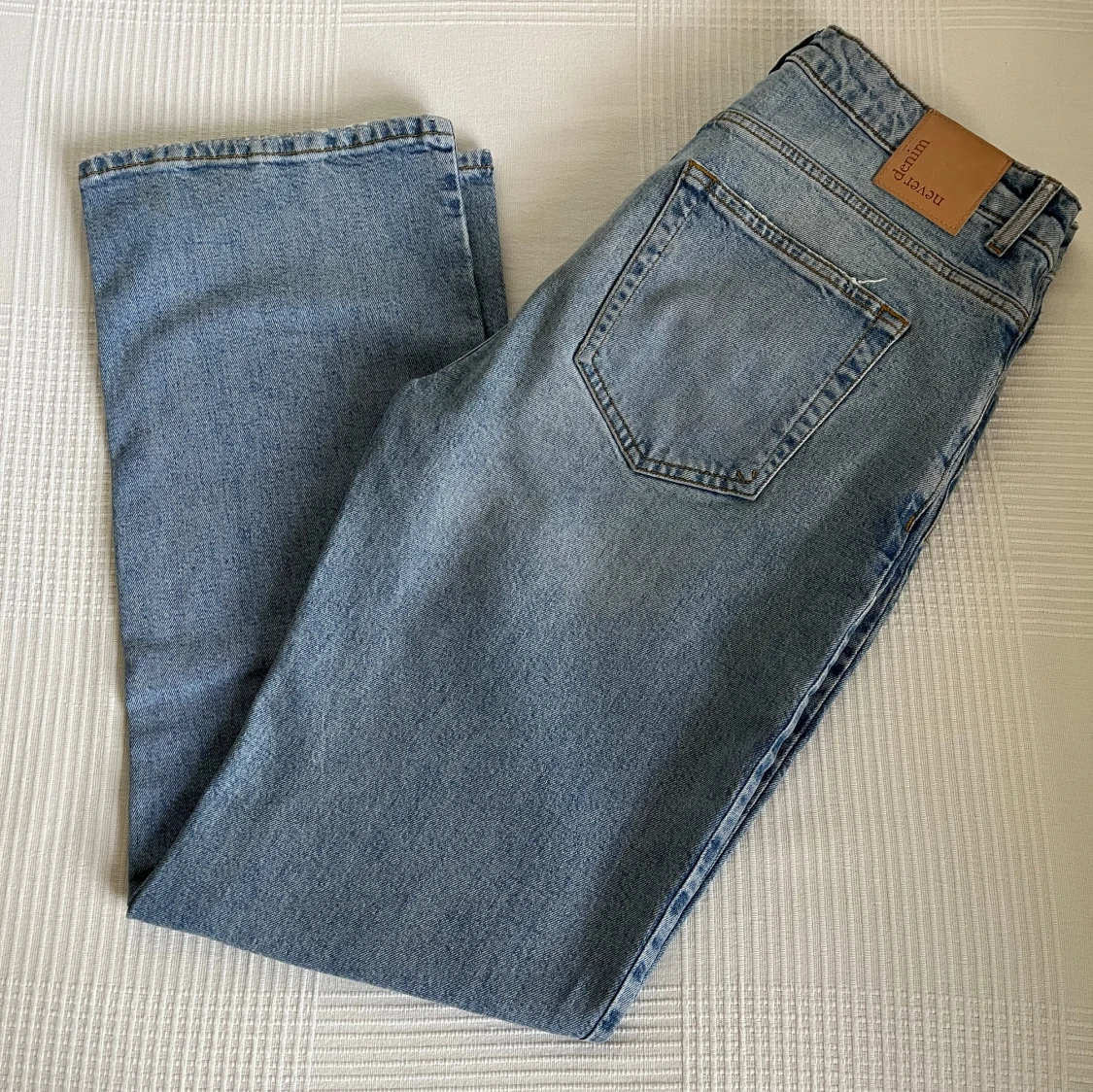 Ljusblå wide jeans från BikBok