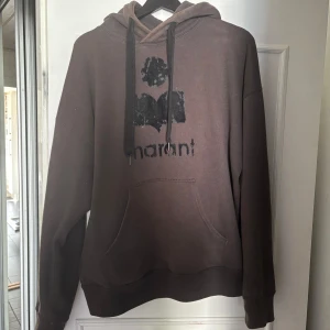 Isabel marant hoodie  - Säljer en supernajs Isabel marant hoodie storlek 36, använt skick som syns på bilderna, därav priset 💓