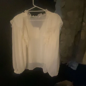 Zara blus  - Säljer denna jättesöta oanvända blusen från zara. Är i storlek M men passar mig ganska bra som har Xs/S  vanligtvis. Aldrig använd💕