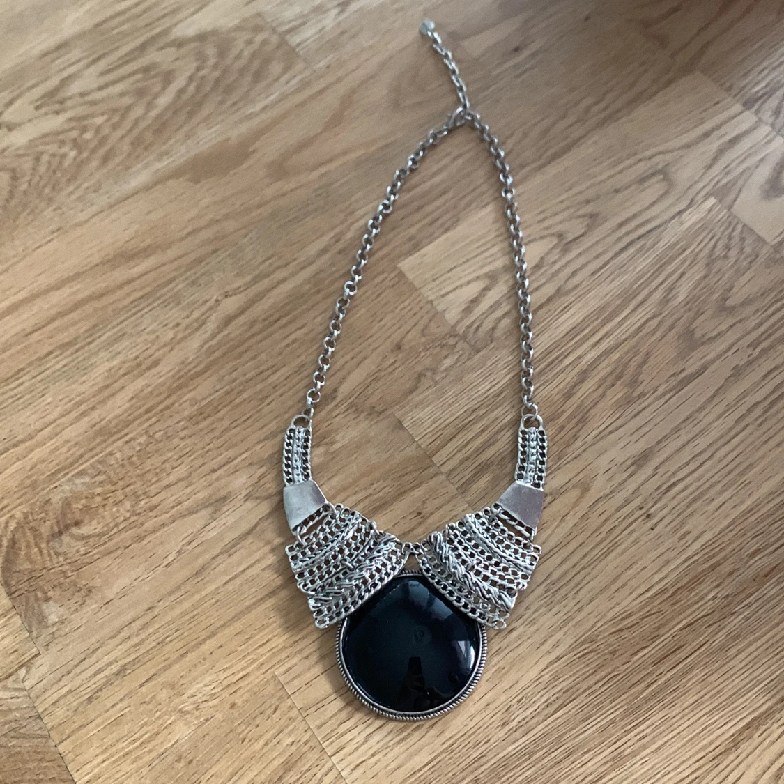 Statement halsband med svart detalj