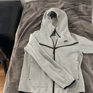 Nike Tech - Hej säljer en Nike Tech. Har även byxorna om ni är intresserade.