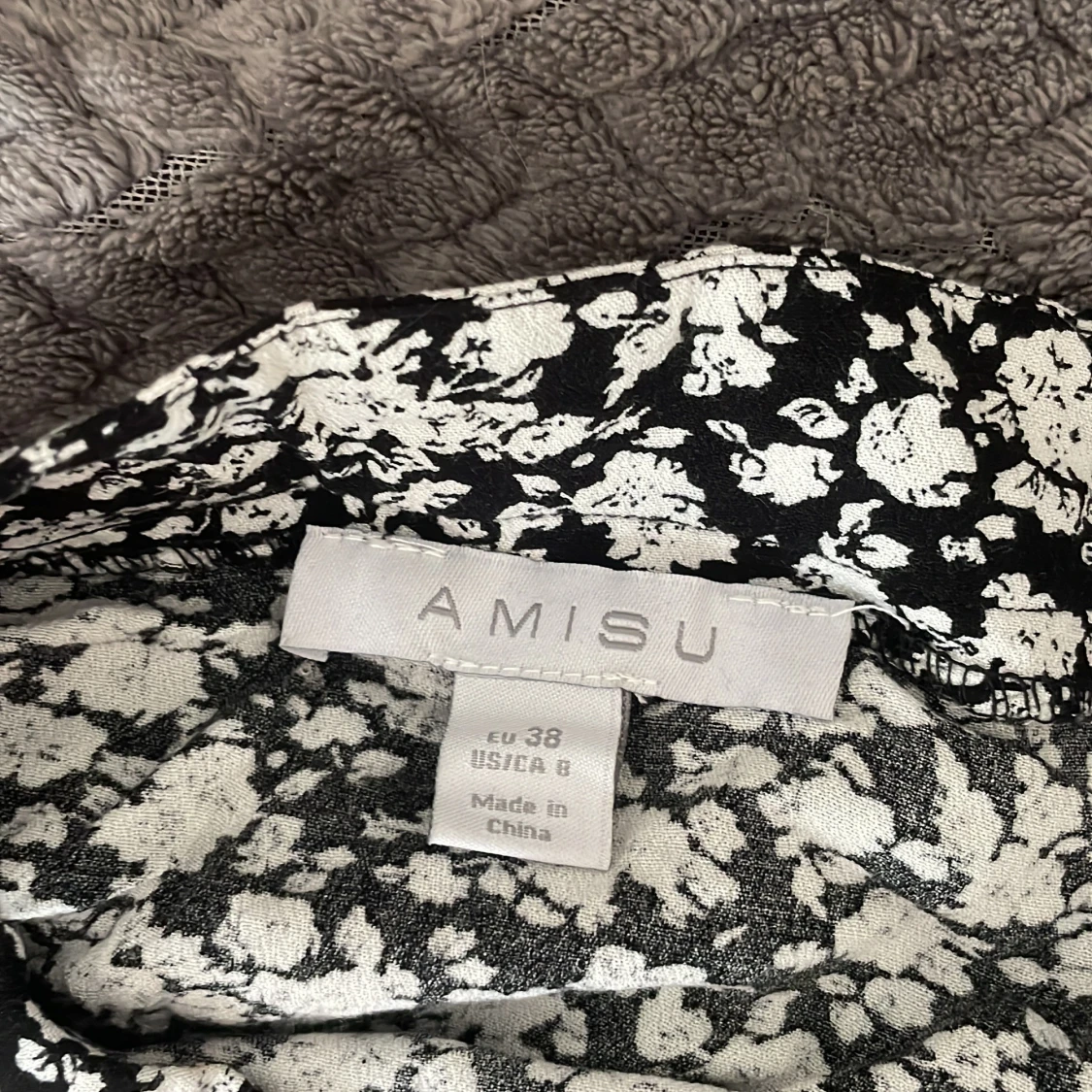 Svartvit blommig långkjol från Amisu - 2