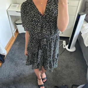 Klänning - Säljer denna superfina klänningen från retro&icone i storlek S. Den har en knytning i midjan (syns inte så bra på bilden) och en knapp vid bysten. Säljs på grund av att den aldrig har kommit till användning. Skriv för fler bilder💗