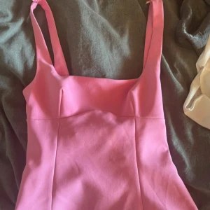 Rosa topp zara - superfin trendigt rosa linne från zara, använd några gånger och där med har en liten fläck på sidan som inte syns på ( kom pv för bild) pris kan diskuteras!