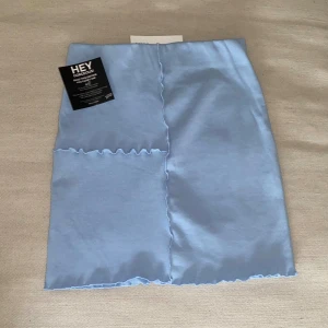 Ljusblå minikjol från Nelly XS - Lljusblå minikjol från Nelly. Kjolen har en tight passform. 