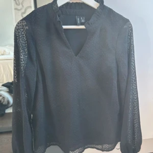 Blus från vero Moda - Snygg blus från vero Moda i storlek s