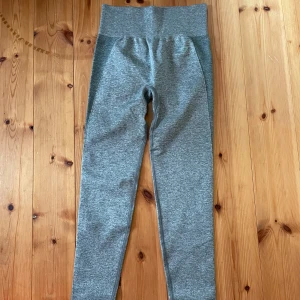  Gymshark Seamless Leggings - Träningsbyxor från Gymshark med hög midja och bred resår. Storlek S, helt nya. Pris kan diskuteras. 