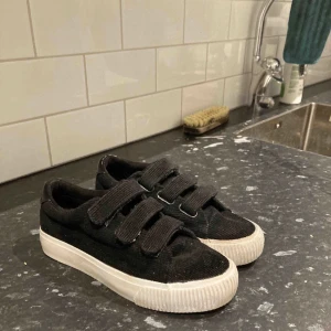 Even& odd skor - Säljer mina even& odd skor då det inte kommer till användning längre. Skitsnygga och har haft dom nu i ca 1år och 3 månader. Dom är i väldigt bra skick dom görs såklart rent innan och priset går att diskuteras!! SKORNA ÄR STORA I STORLEKEN. Har små difekter men inget så synligt