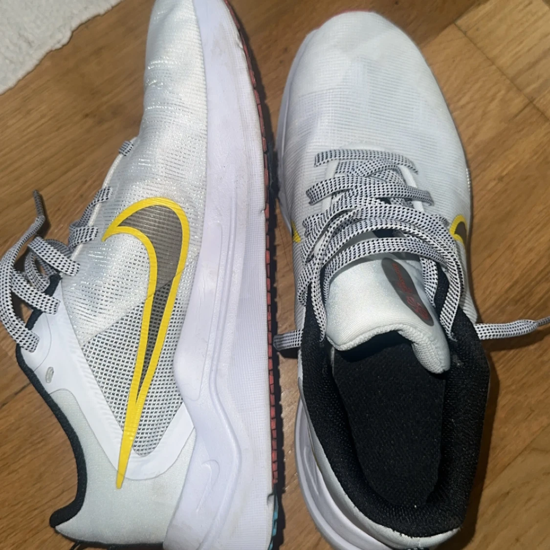 Nike vita sneakers med gul swoosh - 4