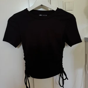 Zara topp - Jättefin zara t shirt med snörning på sidorna!