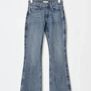 Låg midjade jeans  - Jätte fina lågmidjade jeans från Gina tricot. Köptes för ett tag sedan men säljer då de inte kommit till användning. Bara tvättade så väldigt fint skick. Midjemåttet: 35 cm (Stretchiga) innerbens längden: 83 cm 