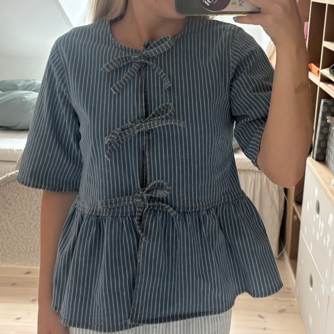 Randig peplumblus med knyt från Ganni - 1