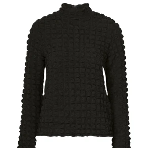 Svart strukturerad tröja från Wera - Svart långärmad tröja från Wera med coolt strukturerat tyg och hög hals. Tröjan har en unik 3D-effekt i materialet som ger en trendig look. Perfekt för dig som vill sticka ut med en stilren men ändå annorlunda vibe.