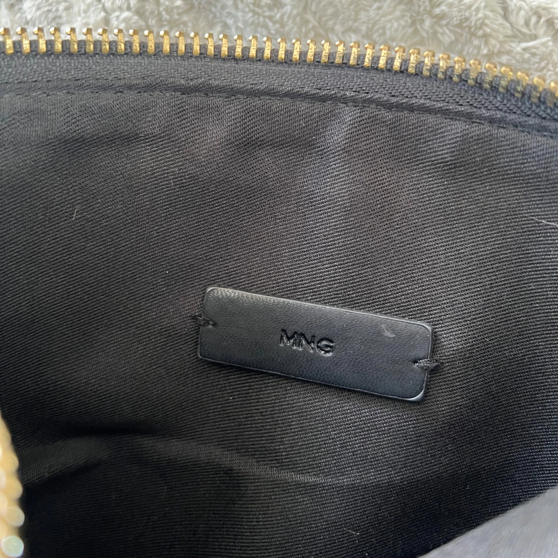 Svart axelväska från MNG med guldkedja - 2