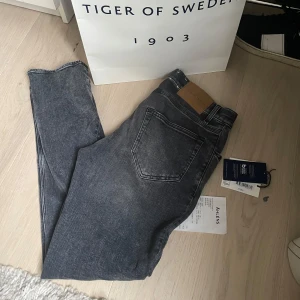 (NYA JEANS) från Tiger of Sweden - Tiger of Sweden jeans ny pris(1799kr).               med KVITTO och påse 