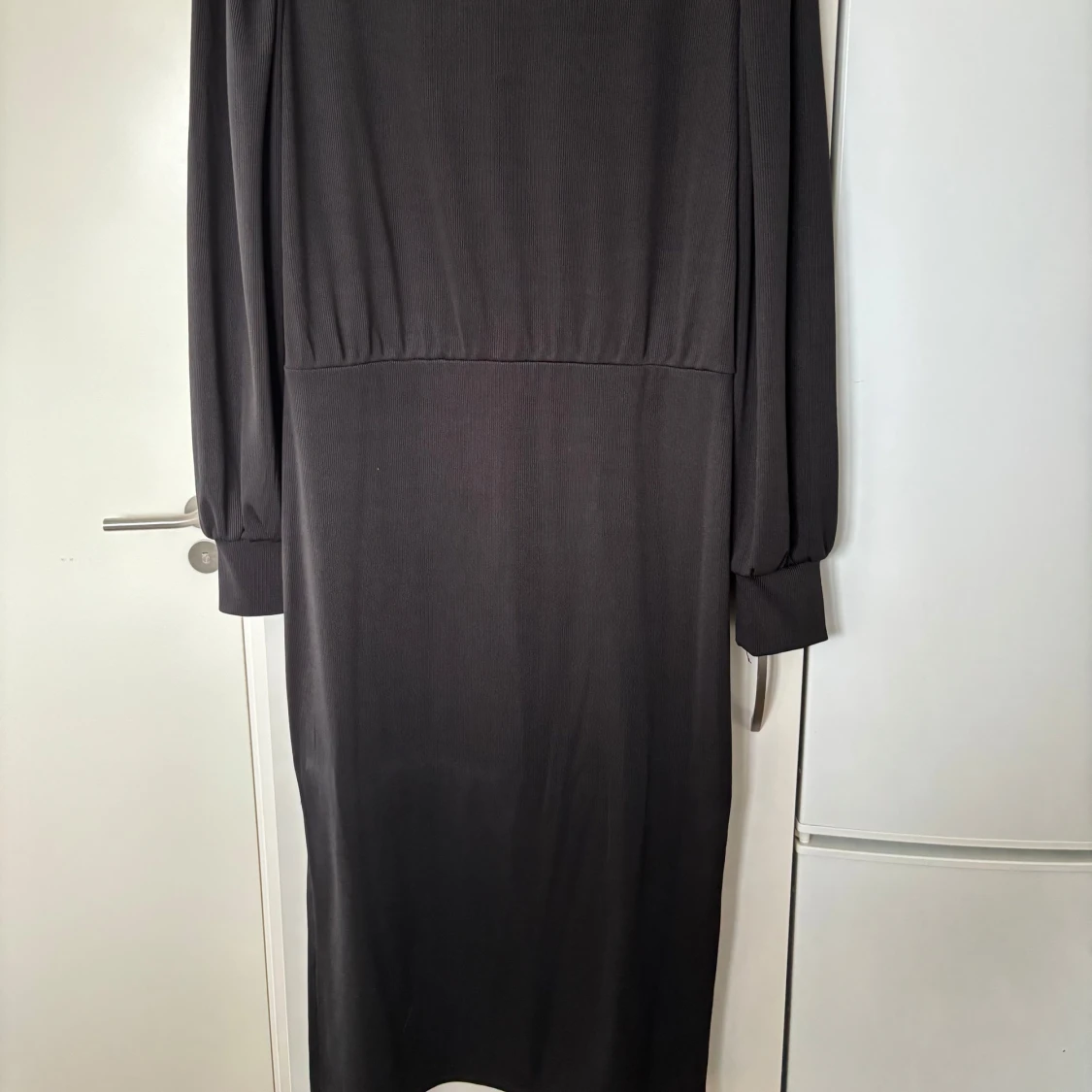 Svart långklänning med slits - 2