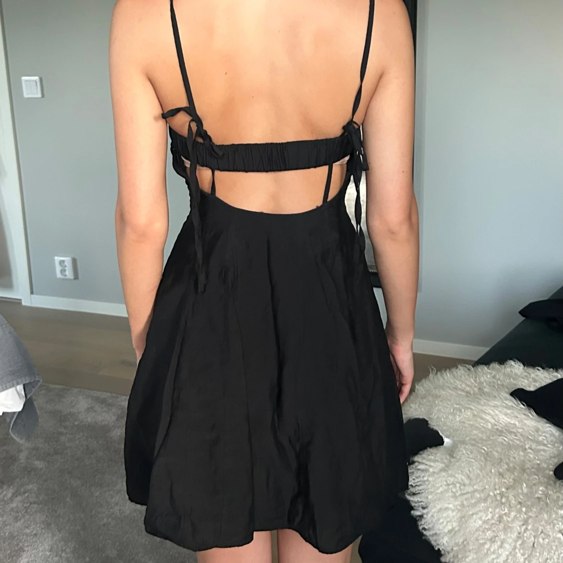 Svart kort klänning med öppen rygg - 1